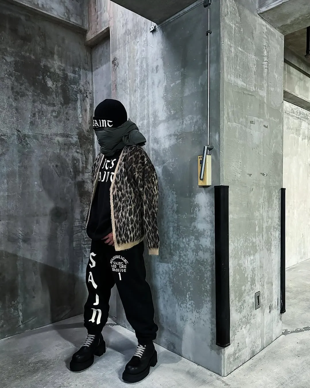 SAINT Mxxxxxx SWT PNT/IT'S SAINT/BLK flocked sweatpants black S-X ⚠️Attention: important points: this is flocking printing, not glue or crack paste. Don't buy what you see in the picture. Electrostatic flocking printing technology. Correct accessories. Fruit main mark/little angel anti-counterfeiting mark.